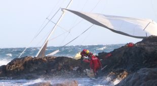 Efectius dels Bombers buscant documentació de les víctimes