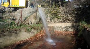Un equip del Grup Especial de Prevenció d'Incendis Forestals omplint la bassa de Mas Ventós