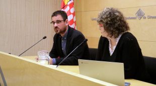L'alcalde de Girona, Lluc Salellas, i la regidora d'Hisenda, Sílvia Aliu, durant la presentació del pressupost
