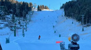 Esquiadors al sector de Coma Oriola de l'estació de Masella (Cerdanya) on es veu un canó de neu en primer terme