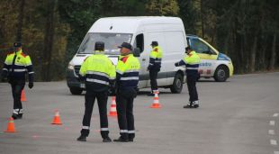 Un instant del control amb els Mossos de Trànsit a Aiguaviva