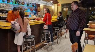 El cineasta Jordi Calvet revisa una de les escenes del nou curtmetratge protagonitzat per Ares Teixidó, Macarena Gómez i Octavi Pujades