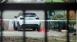 La cinta policial i restes de roba de la víctima al pati de la casa de Figueres