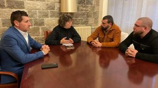 Un instant de la trobada entre Fecasarm, representants de Platea i l'Ajuntament de Girona