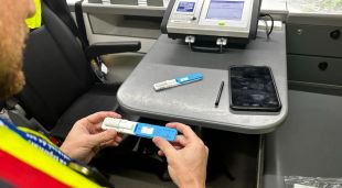Un mosso d'esquadra en un control de detecció de drogues
