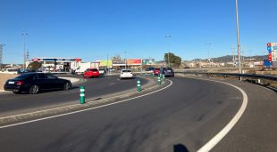 Accés a la rotonda de la C-65 dins el terme municipal de Salt