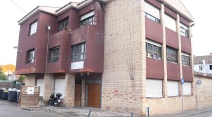 L'edifici de la plaça de les Servites que l'Ajuntament de Banyoles vol comprar a l'Estat