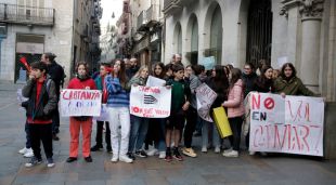 Protesta d'alumnes de l'institut Ermessenda davant l'Ajuntament de Girona