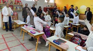 Una sala plena de nens i nenes al Marroc amb els mestres gironins