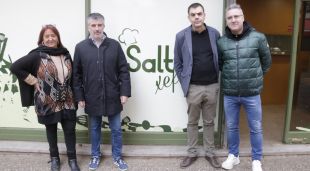 L’alcalde de Salt, l’equip directiu de l’Escola d’Hostaleria i la responsable del mercat municipal, a l’exterior del local de ‘Salt Xef'