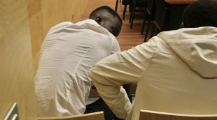 D’esquenes, l’acusat d’intentar matar un home d’una ganivetada a Lloret de Mar.