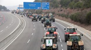 La columna de tractors avançant per l'AP-7 des de Medinyà fins a Barcelona
