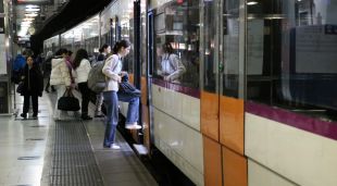 Passatgers agafant un tren de l'R3 a l'estació de plaça Catalunya de Barcelona