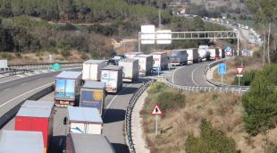 Camions aturats a l’N-II al seu pas per Vilademuls a causa de la protesta de la pagesia que ha tallat l’autopista i la nacional a Pontós