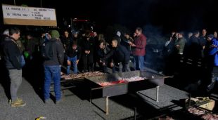 Els pagesos aquesta passada nit, preparant el sopar a peu d'autopista
