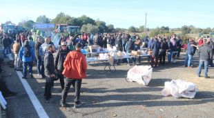 Un centenar de pagesos esmorzen al tall de l'AP-7 a Pontós, que ja fa 24 hores que es manté