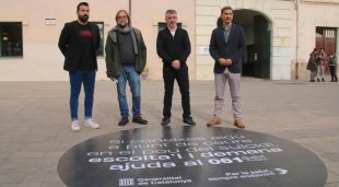 Jordi Subils, Domènec Serrano, Jordi Viñas i Jaume Heredia amb el vinil de la campanya de prevenció de suïcidis