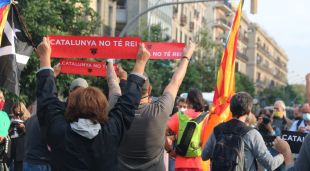 Diversos manifestants mostrant rètols de protesta contra el rei Felip VI a Barcelona el 9 d'octubre del 2020