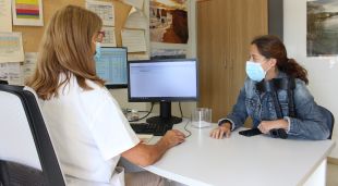 Una professional gestiona una incapacitat temporal a una pacient del Trueta