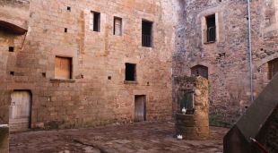 El pati interior del castell de Santa Pau