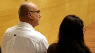 D'esquenes, l'acusat d'abusar de cinc menors a Empuriabrava, aquest matí