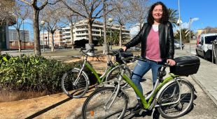La la regidora de Mobilitat i Sostenibilitat, Núria Bartrolich, amb una bicicleta en un dels trams de carril bici ja executats