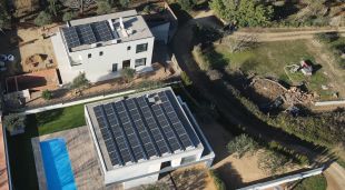 Una casa amb una piscina a mig construir a Palafrugell