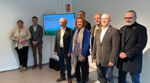 La consellera de Territori, Ester Capella, amb l'alcalde de Puigcerdà, Jordi Gassió, i altres autoritats després de presentar el congrés d'Euromontana
