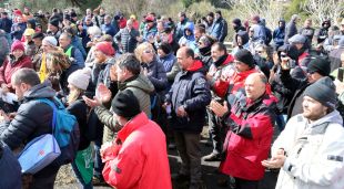 Els pagesos escoltant el manifest conjunt amb els agricultors de la Catalunya Nord, aquesta tarda