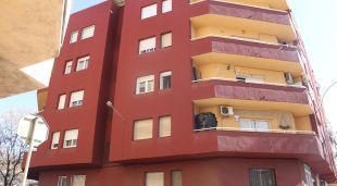 La façana d’un edifici de Blanes que l’Ajuntament ha desallotjat per una esquerda