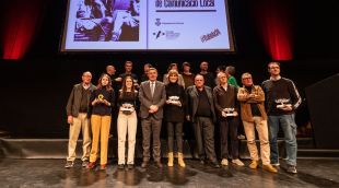 Imatge de grup dels guardonats a la quinzena edició dels Premis Carles Rahola de Comunicació Local