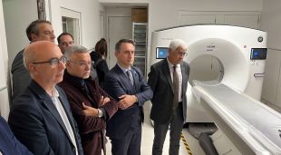 El conseller de Salut, Manel Balcellls, amb diverses autoritats en l'acte d'inauguració d'un nou TAC d'última generació a l'Hospital de Cerdanya