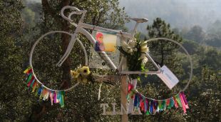 La bicicleta instal·lada a la carretera dels Àngels en honor a la Tina