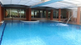 Piscina interior climatitzada en un hotel