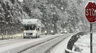 Els cotxes circulen sota una nevada intensa a la C-14, entre Organyà i el Pla de Sant Tirs (Alt Urgell)