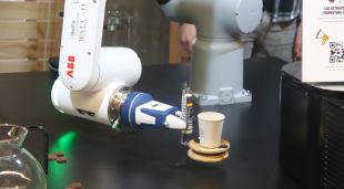 El robot Wall-II serveix un got de cafè en un estand del Fòrum Gastronòmic de Girona