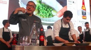 El cuiner Joan Roca explica l'elaboració d'un plat del Celler mentre el seu nebot, Martí Roca, el prepara