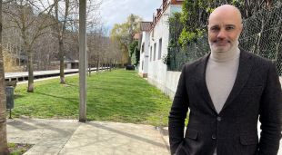 L'alcalde de Campdevànol, Oriól Lázaro, al costat del riu