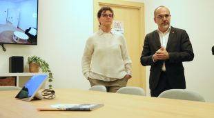 El conseller de Drets Socials, Carles Campuzano, durant la visita al Barnahus de Girona