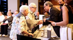 L'activista antifranquista Nemesi Solà rebent la Creu de Sant Jordi el 2018 de la mà del president Torra