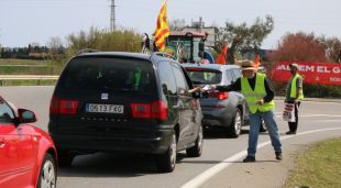 Ecologistes entregant díptics contra els macro parcs de renovables a Viladamat