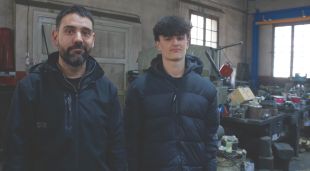Mentor i estudiant en un taller mecànic a Camprodon