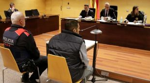 D'esquenes i custodiat pels Mossos, l'home jutjat per intentar matar a ganivetades el company de pis