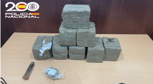 La droga i el matxet confiscats a la Jonquera
