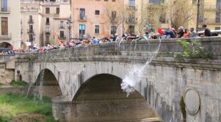 La palanganada al Pont de Pedra de Girona en senyal de protesta per la falta d'aigua