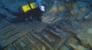 Els arqueòlegs estudiant les fustes de la caixa de la bomba d'eixugada del vaixell romà enfonsat al segle I aC a la costa de les illes Formigues