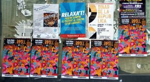 Cartells de la festa major amb la proposta guanyadora i els hashtags #StopRacisme i #StopCensura que s'han penjat a Ripoll