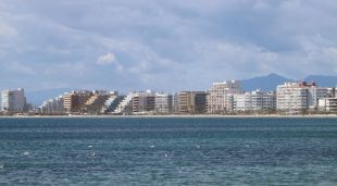 Edificis arran de mar a la zona de Santa Margarida de Roses