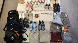 Sabates esportives, roba i altres objectes que els Mossos d'Esquadra i la Policia Local de la Jonquera han recuperat d'uns lladres al municipi
