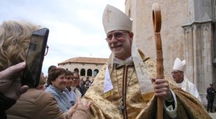 El nou bisbe de Girona, saludant els assistents a la seva cerimònia d'ordenamen